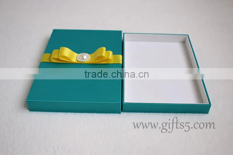 Handmade wedding invitations gift box with ribbon