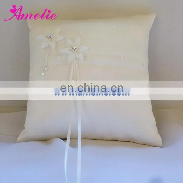 A-R5 2 Off-white lace basket and ring pillow