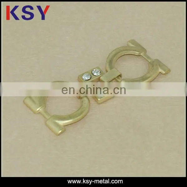 Gold metal pin shoe buckles