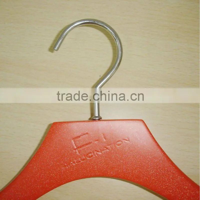 WL18 red wood hanger with hook hanger for dress