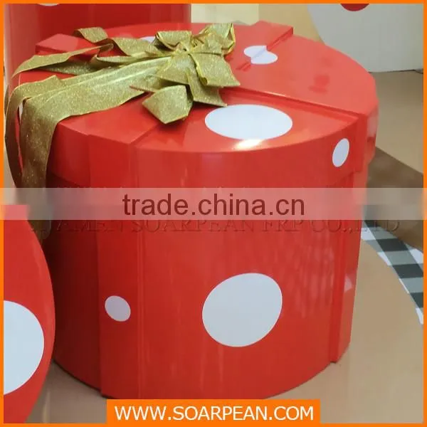 Window displays cardboard gift boxes for visual merchandising