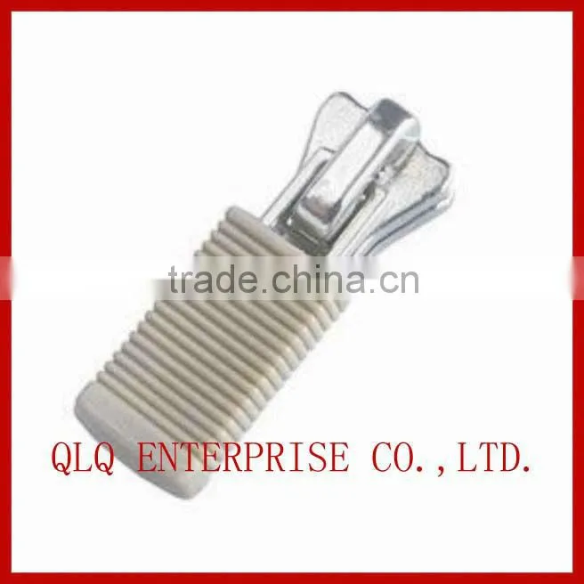 Auto lock zipper and slider