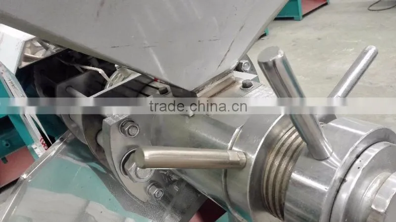 Factory Price screw expeller designed automatic small soybean peanut seasame castor seed oil press