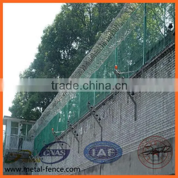 China manufacture galvanized wholesale razor barbed wire fence/razor wire
