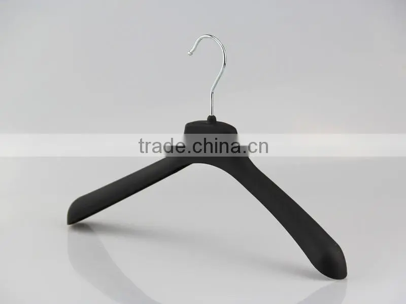 antislip surface good quality plastic rubber hanger for men