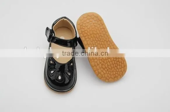 Manufacture 2016 New Arrival OEM Custom Leather Cute Newborn Squeaky Shoes Baby Girl Sandals