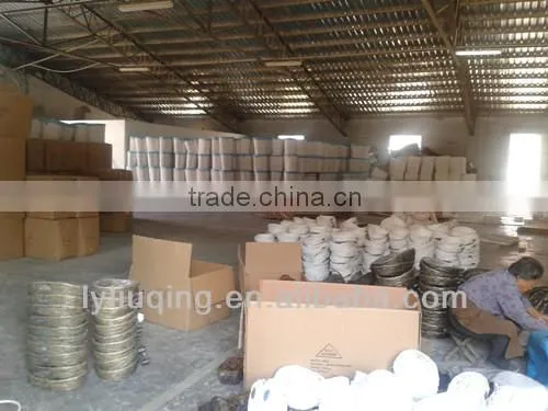 factory wholesale handmade iron wire/chicken wire basket with handle and fabric lining