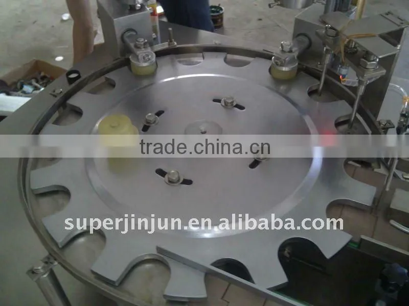 Aluminum foil cap liner inserting machine