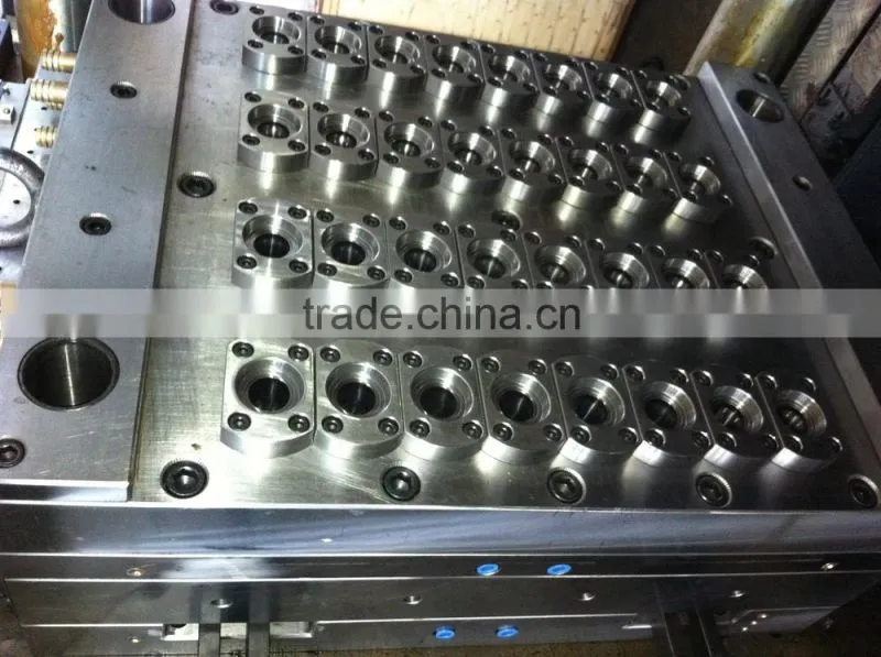 Automatic plastic injection molding machine
