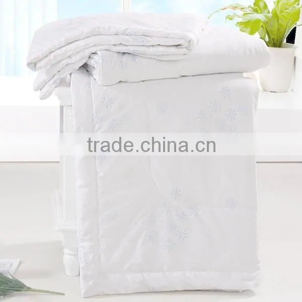 Modern plain design cheap sleeping down summer quilt wholesale