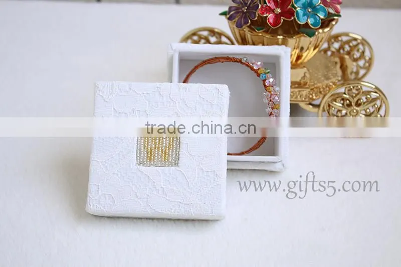 New arrival wholesale wedding jewelry gift boxes with beaded name plate of W