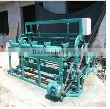 Crimped wire mesh weaving machine