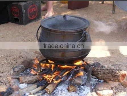King of size 30 cast iron black potjie, three-legged potjie pot