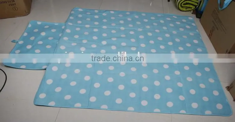 2015 Fashionable Carry Bag Design Waterproof Picnic Rug