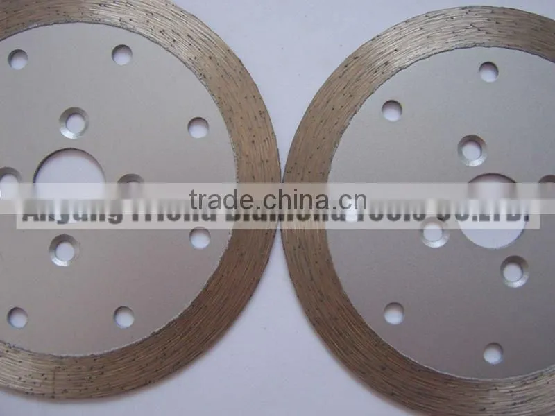 Continuous rim diamond saw blade for stone cutting