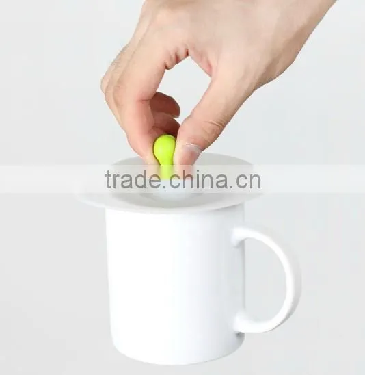 Custom ceramic coffee mug with silicone lid