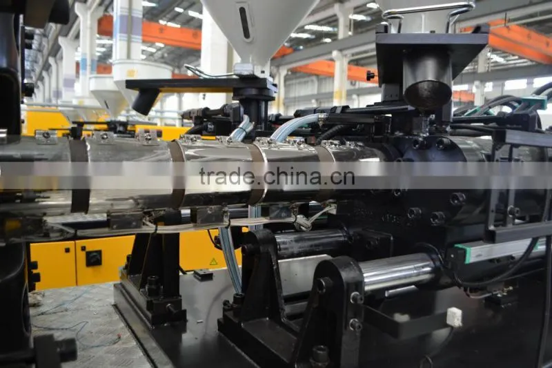 Automatic vertical injection molding machine