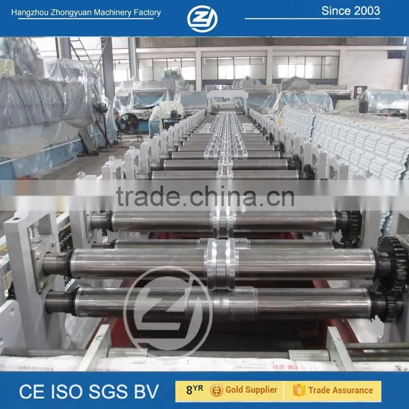 Steel roof roll forming machine with improved structure