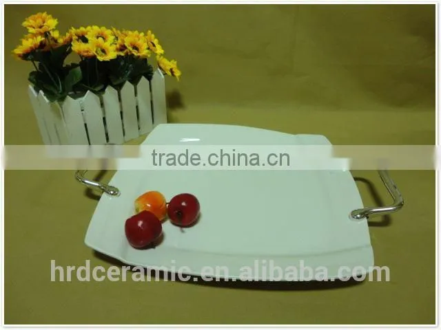 Wholesale stock cheap plain white ceramic plate with Metal handle