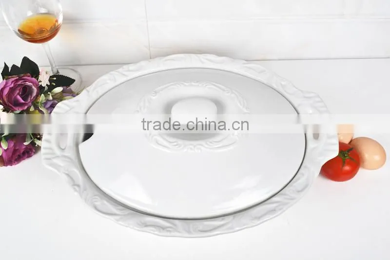 15" Oval ceramic baking dish with lid