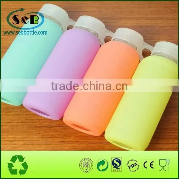 Eco-friendly glass sports portable water bottle with silicone sleeve couver holder wholesale