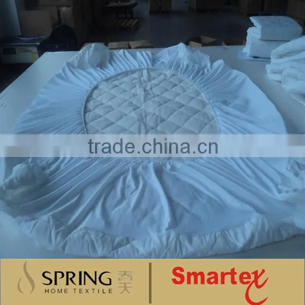 white quilt bed cover