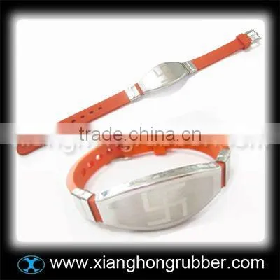 Latest design silicone bracelet with stainless steel accessoire