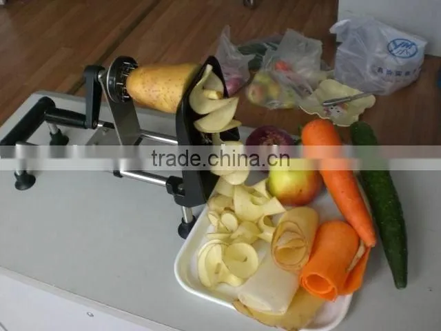 Manual spiral vegetable slicer