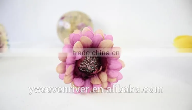 The bride holding flowers High simulation flower flowers, silk flower painting style High simulation of African chrysanthemum fu