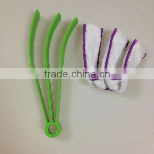 Small plastic hand Microfibre blind duster