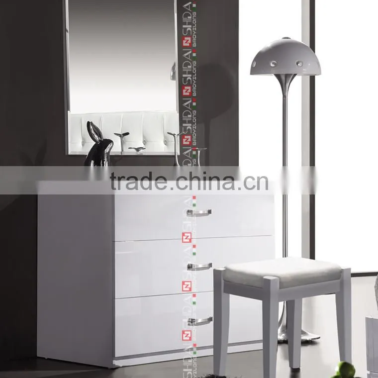 Modern Bedroom White Lacquer Exterior Queen size bed Crystal furniture B513