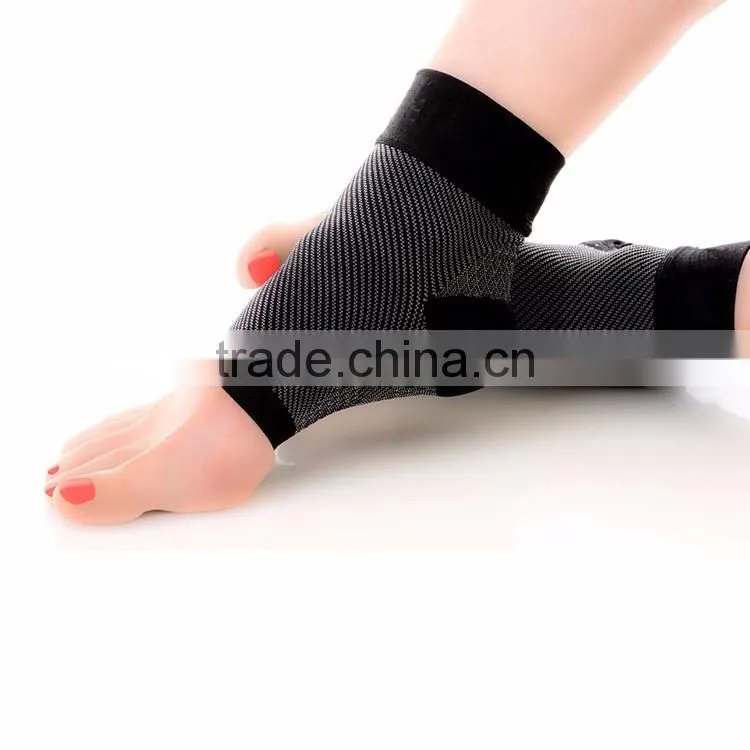 2017 Sports Plantar fasciitis socks / popular unisex compression foot sleeve on Amazon