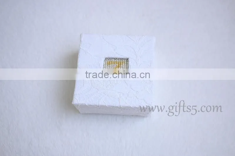 Fashion white wedding packaging box for jewelry with beaded name plate of Z