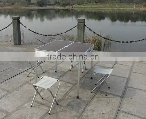 Pluggable umbrella advertising table