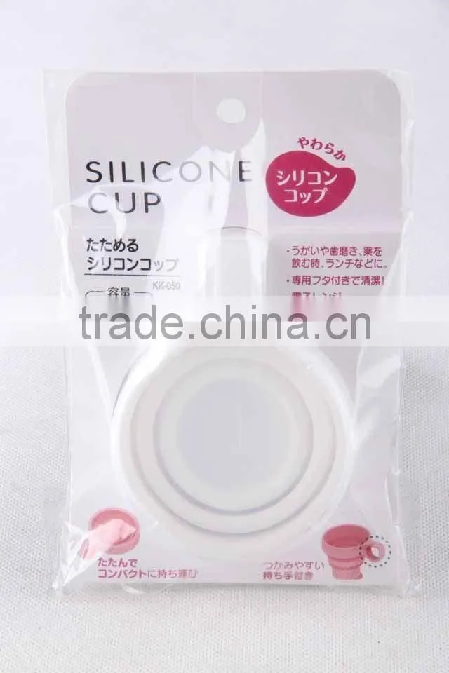 Single handle silicone folding cup with plastic cup