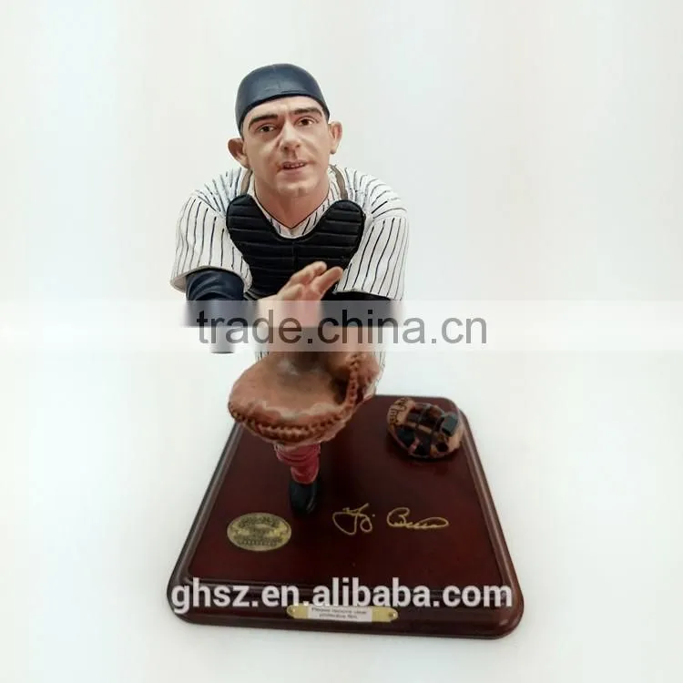 Sports polyresin statue action figure/Promotional statue polyresin baseball player figurines for wholesale