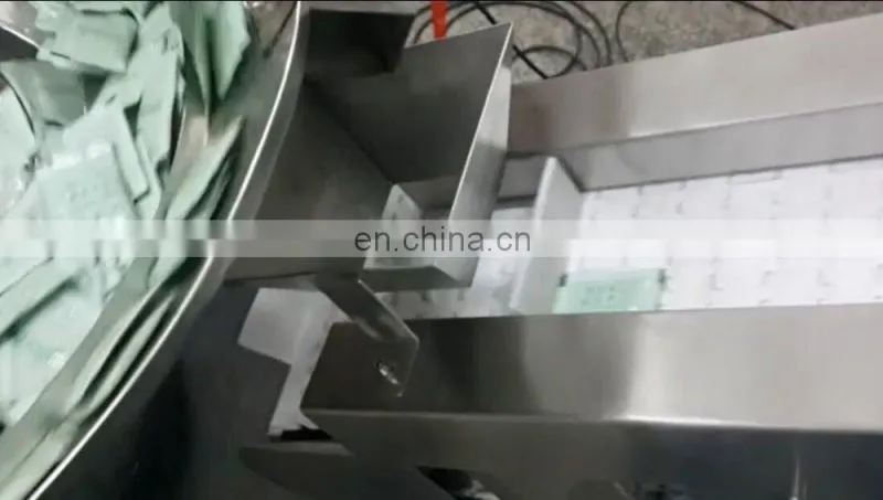 Food Industry Slat Conveyor with Vibratory Feeder, Slat Belt Conveyor for Desiccant Sachets, Modular Acclivitous Belt Conveyor