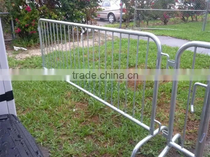 Easily handled crowd control barrier