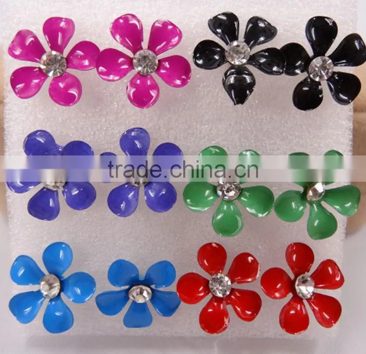 Delicate floret mixed color black and white iron spray point diamond stud earrings