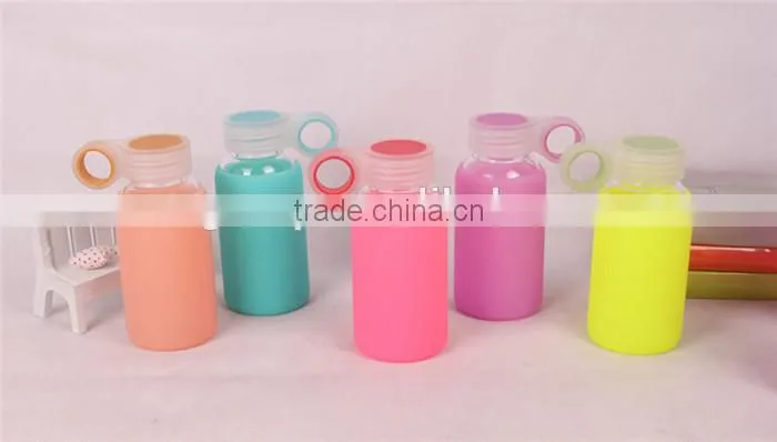 Factory low price of unbreakable silicate glass water bottle,anti heating slicone sleeve glass water bottle