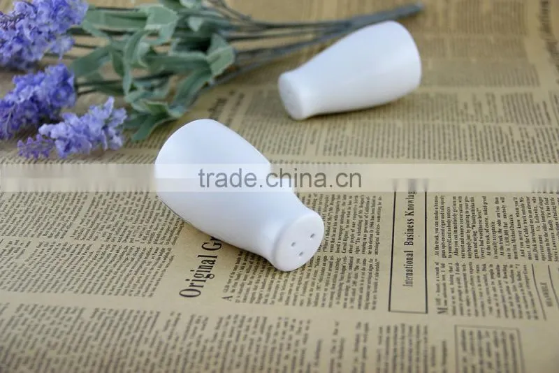 wholesale domestic household white ceramic salt and pepper shaker wedding favors