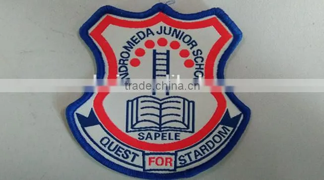 2015 wholesale customize irregularly shape black in white merrow border woven patches