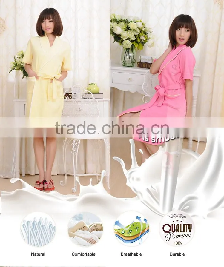 China Solid Color Cozy Microfiber Waffle Bathrobe