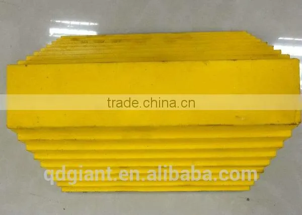 yellow color PU Pyramid wheel Chocks with chain 1.8KG