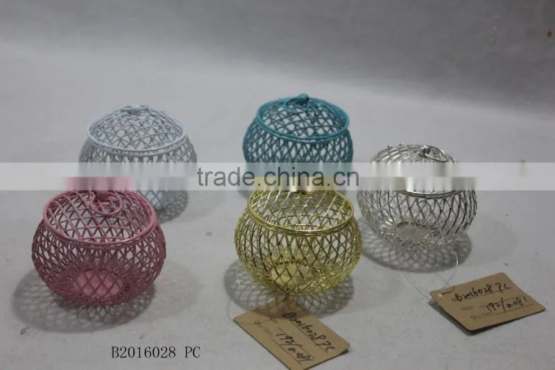 Round metal gift basket with a handle for wedding decoration