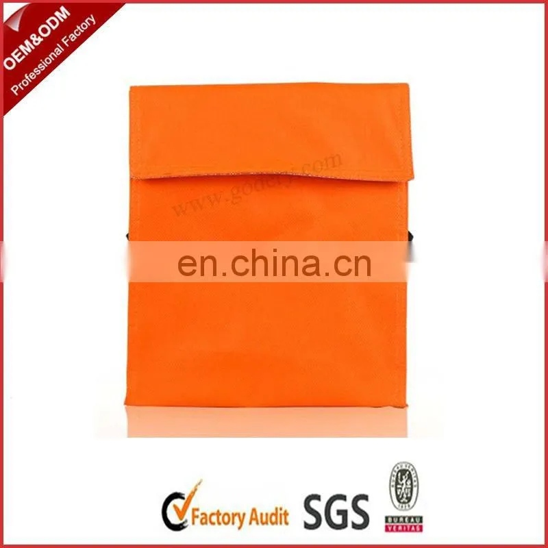 Foldable insulated bag for frozen food with black handle