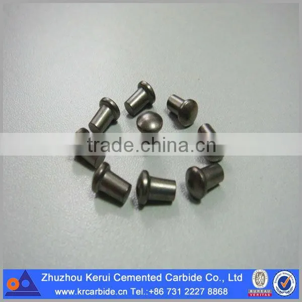 Carbide pins for antiskid horseshoes running in the mud road