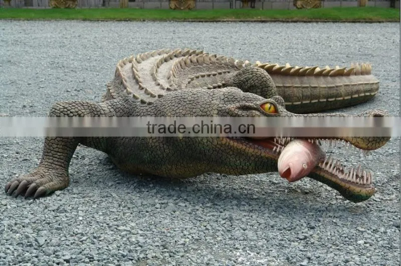 Crocodile Statue Stay on the Base of Water