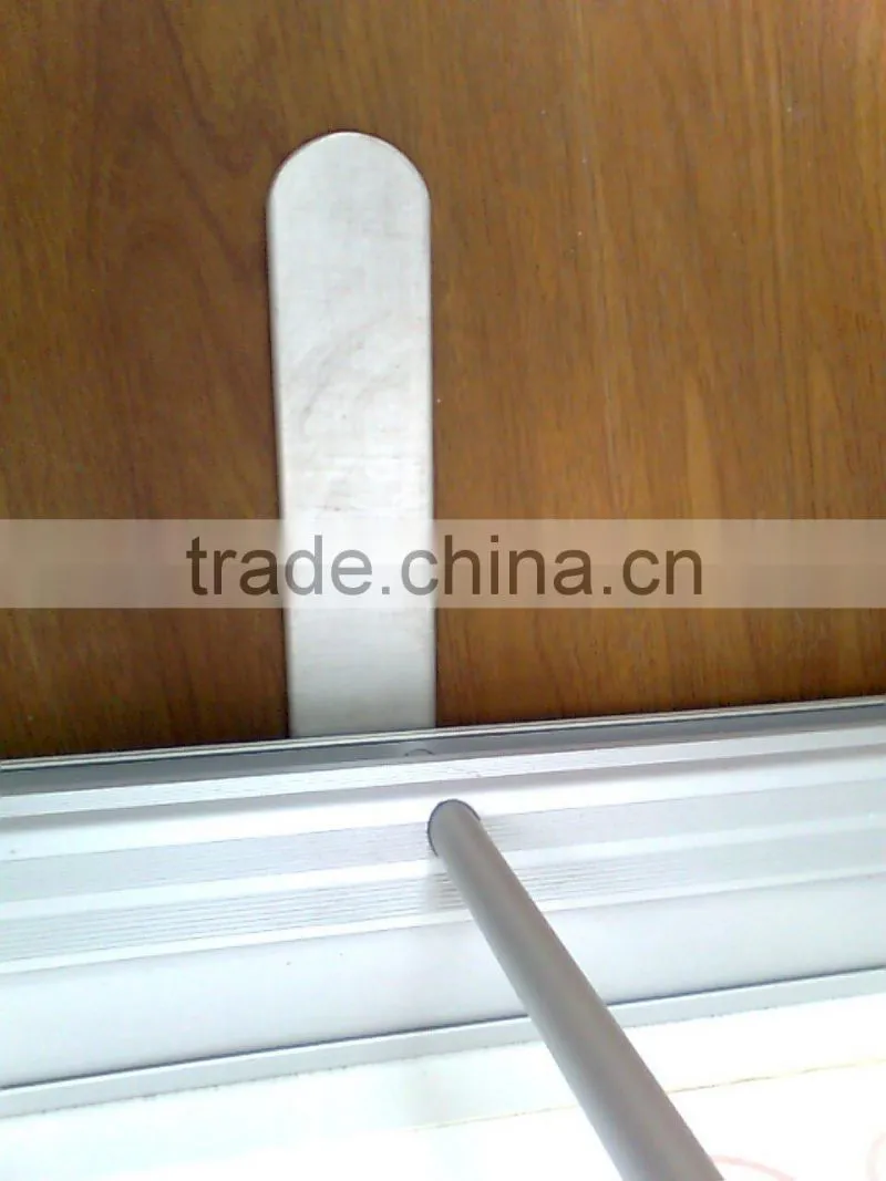 Roll up banner stand