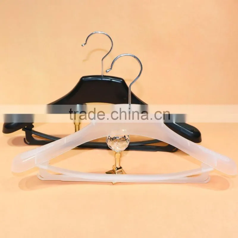 Wholesale easy plastic clothes/coat/suit hanger for suit display